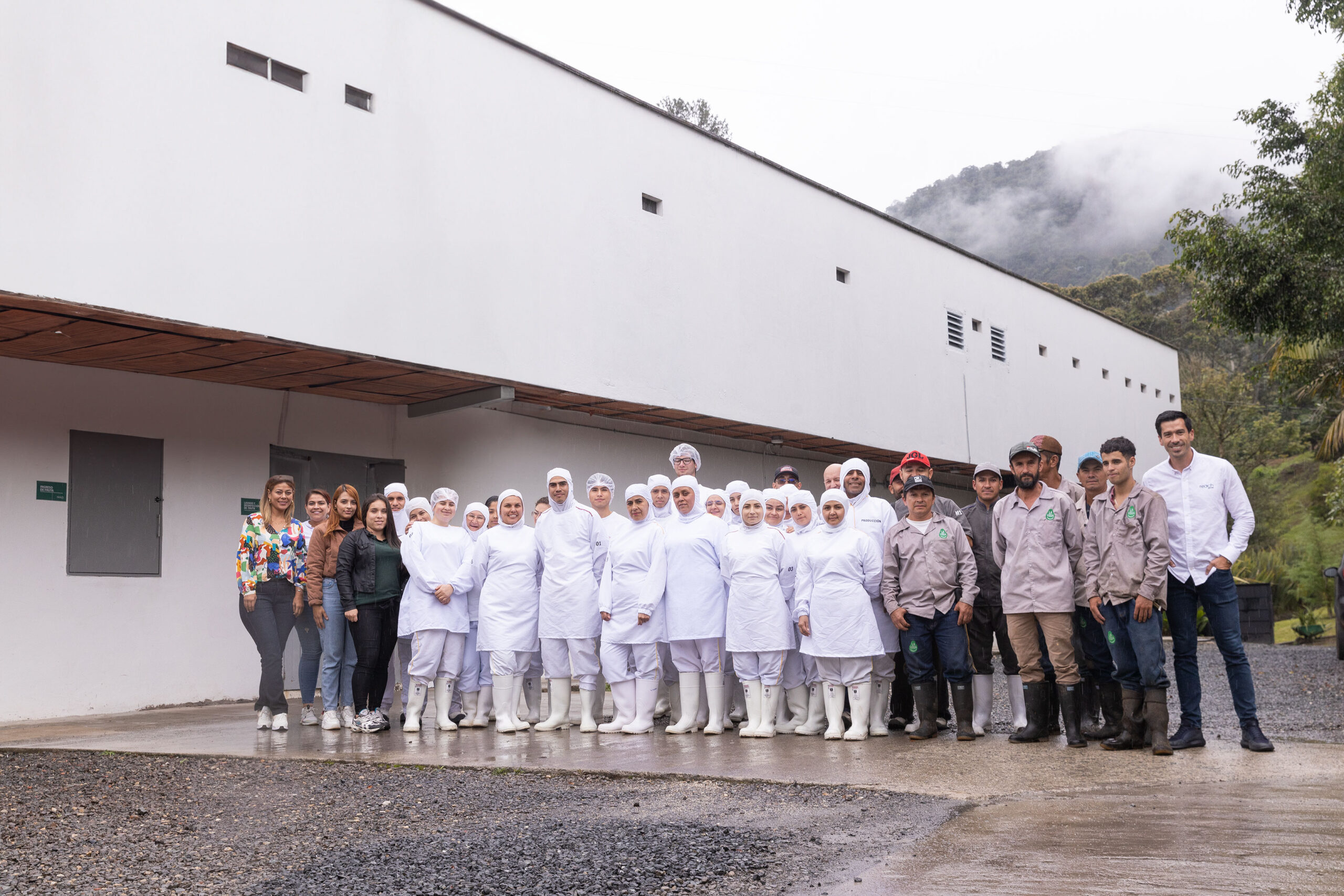 Equipo de trabajadores de Reach Goods frente a sus instalaciones.